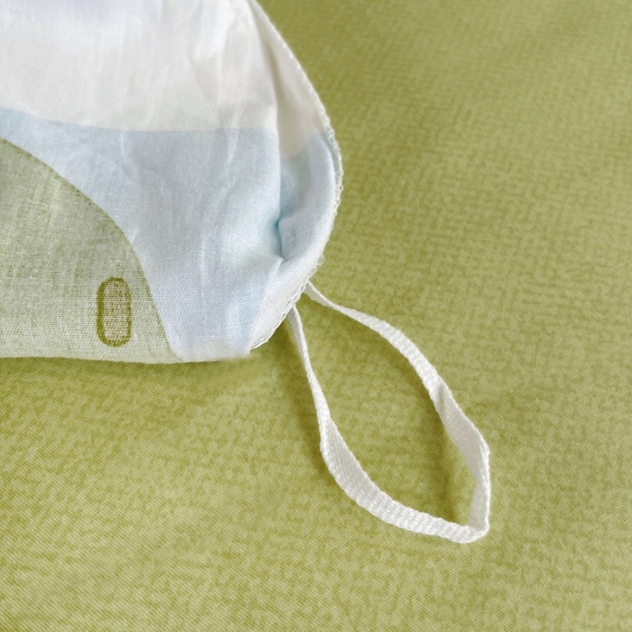 91家纺网 家纺一手货源 找家纺 昔可 2022新款开学季全棉卡通印花学生三件套 蓝棋盘绿果