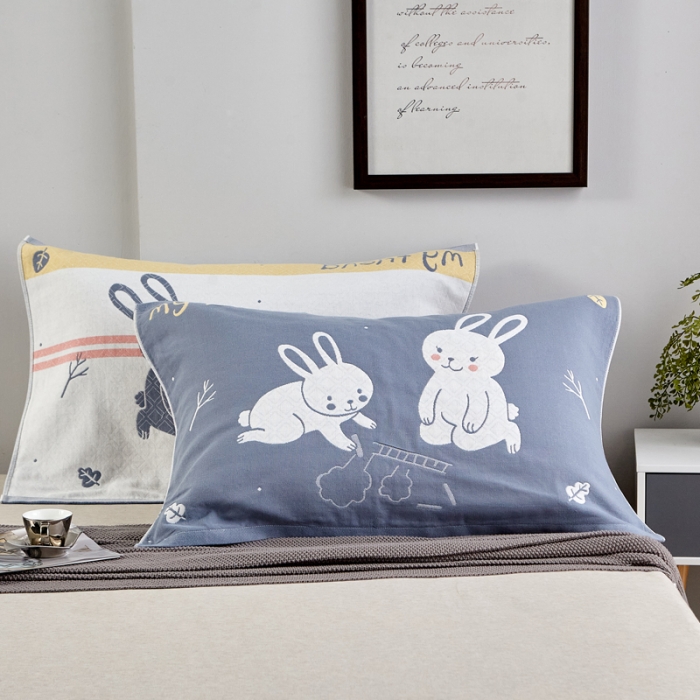 91家纺网 家纺一手货源 找家纺 朴尔2022新款朴尔纯色全棉三层定位枕巾（一对装） 乖乖小兔浅蓝