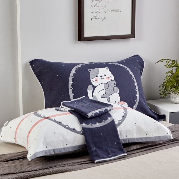 91家纺网 家纺一手货源 找家纺 朴尔2022新款朴尔纯色全棉三层定位枕巾（一对装） 幸运小猫墨兰