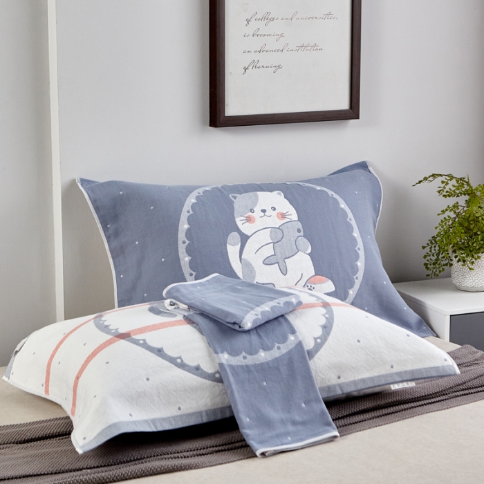 91家纺网 家纺一手货源 找家纺 朴尔2022新款朴尔纯色全棉三层定位枕巾（一对装） 幸运小猫浅蓝