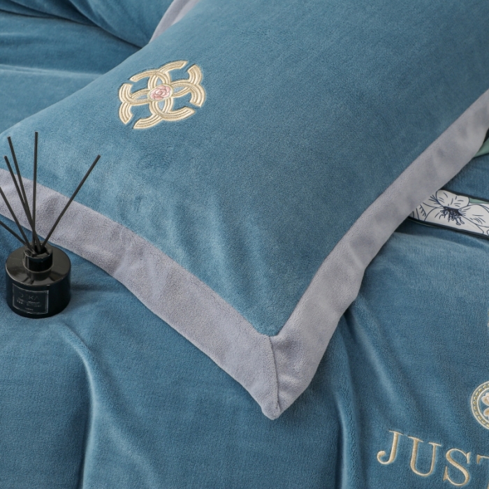 91家纺网 家纺一手货源 找家纺 优姿家纺 2022新款拼角10斤牛奶绒四件套 相约时尚-宝石蓝