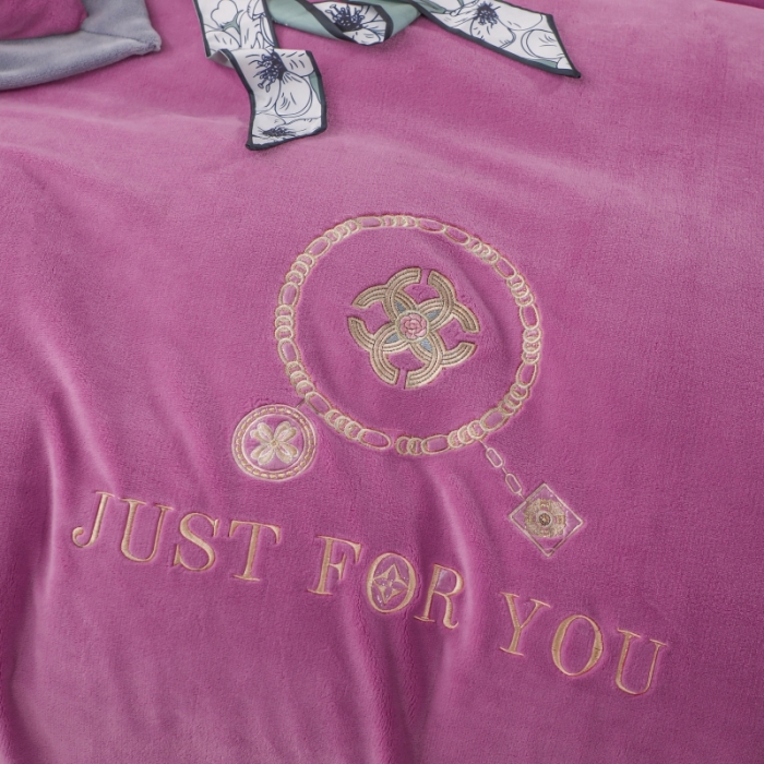 91家纺网 家纺一手货源 找家纺 优姿家纺 2022新款拼角10斤牛奶绒四件套 相约时尚-千代紫