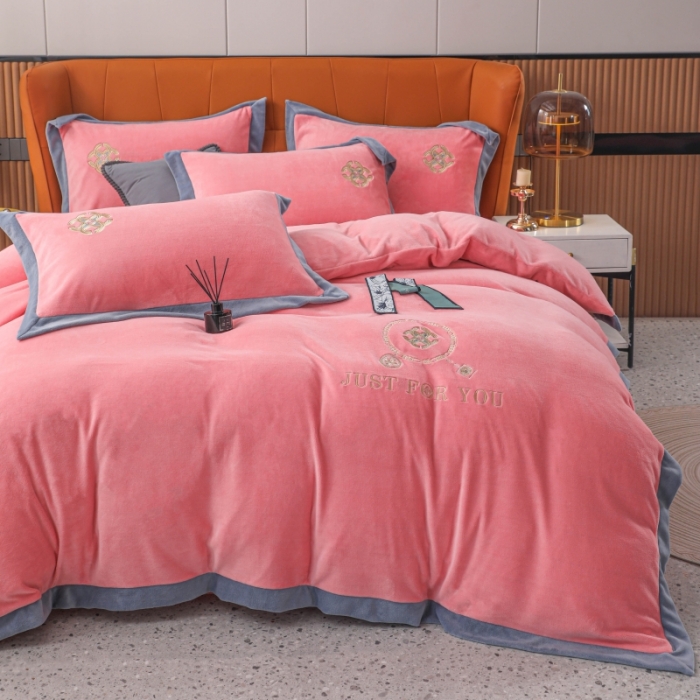 91家纺网 家纺一手货源 找家纺 优姿家纺 2022新款拼角10斤牛奶绒四件套 相约时尚-少女粉