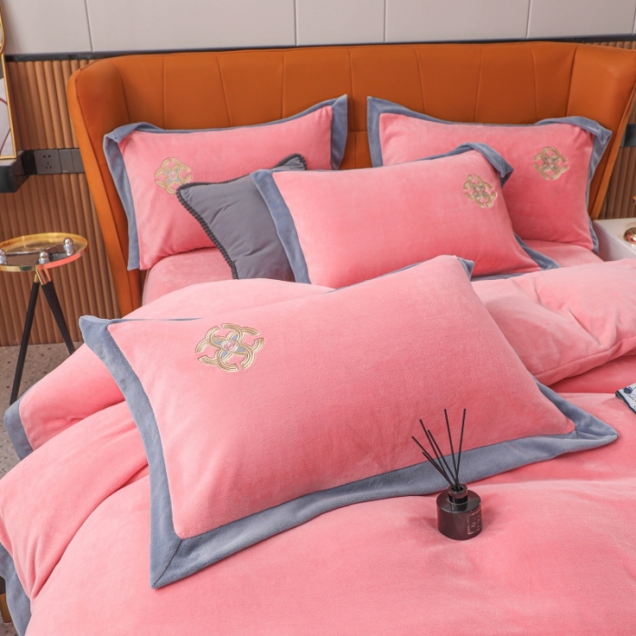 91家纺网 家纺一手货源 找家纺 优姿家纺 2022新款拼角10斤牛奶绒四件套 相约时尚-少女粉