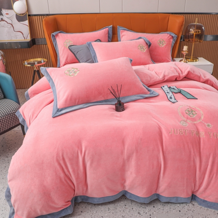 91家纺网 家纺一手货源 找家纺 优姿家纺 2022新款拼角10斤牛奶绒四件套 相约时尚-少女粉