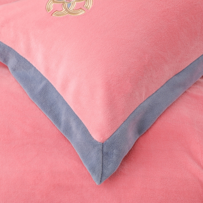 91家纺网 家纺一手货源 找家纺 优姿家纺 2022新款拼角10斤牛奶绒四件套 相约时尚-少女粉