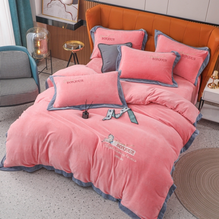 91家纺网 家纺一手货源 找家纺 优姿家纺 2022新款拼角10斤牛奶绒四件套 重温经典-少女粉