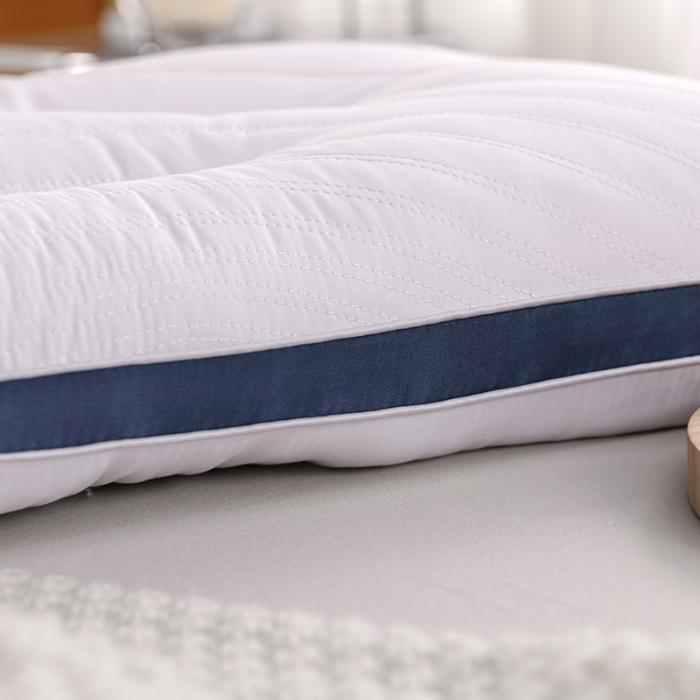 91家纺网 家纺一手货源 找家纺 全棉撞色刺绣绗缝立体护颈枕芯分区羽丝绒助眠枕头定型家用保健枕