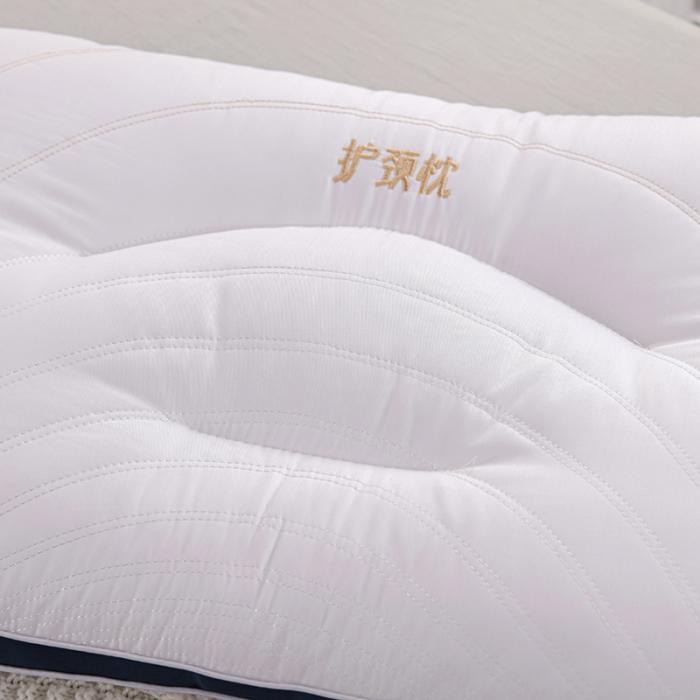 91家纺网 家纺一手货源 找家纺 全棉撞色刺绣绗缝立体护颈枕芯分区羽丝绒助眠枕头定型家用保健枕