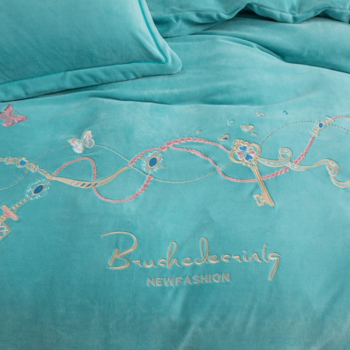 91家纺网 家纺一手货源 找家纺 优姿家纺 2022新款宽边10斤牛奶绒四件套 爱情密码-孔雀蓝