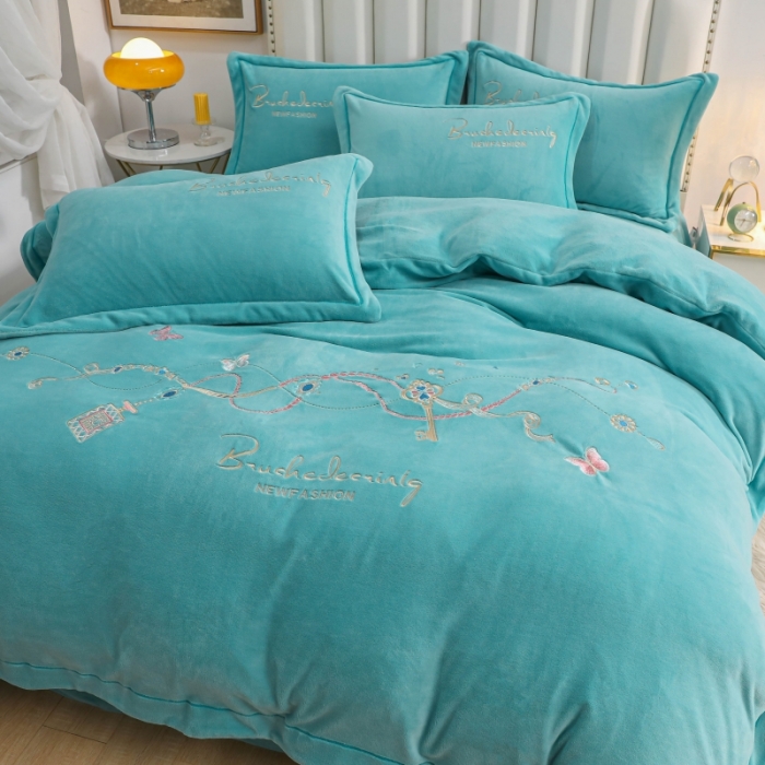 91家纺网 家纺一手货源 找家纺 优姿家纺 2022新款宽边10斤牛奶绒四件套 爱情密码-孔雀蓝