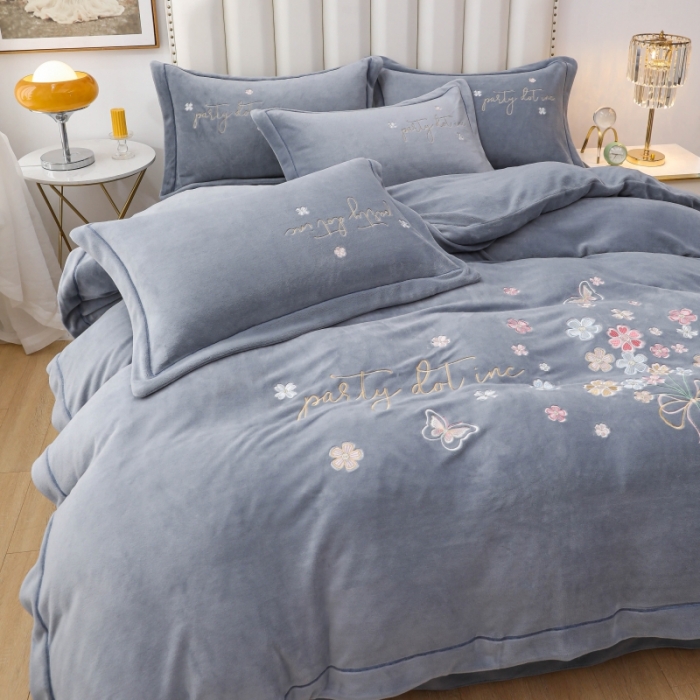 91家纺网 家纺一手货源 找家纺 优姿家纺 2022新款宽边10斤牛奶绒四件套 蝶舞花开-太空灰