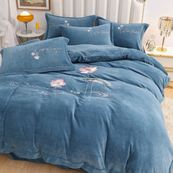 91家纺网 家纺一手货源 找家纺 优姿家纺 2022新款宽边10斤牛奶绒四件套 荷塘月色-宝石蓝