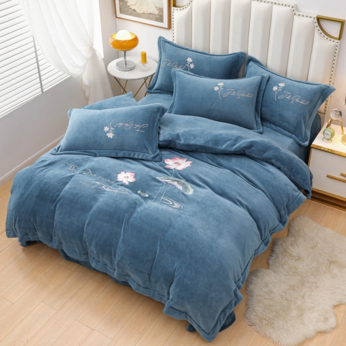 91家纺网 家纺一手货源 找家纺 优姿家纺 2022新款宽边10斤牛奶绒四件套 荷塘月色-宝石蓝