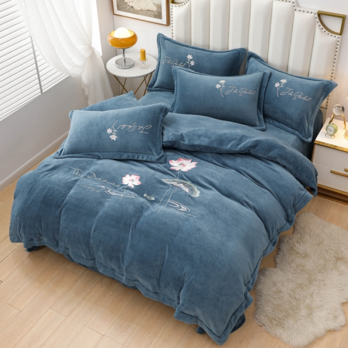 91家纺网 家纺一手货源 找家纺 优姿家纺 2022新款宽边10斤牛奶绒四件套 荷塘月色-宝石蓝