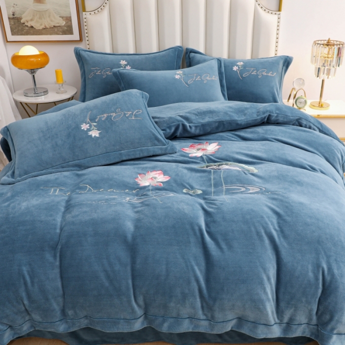 91家纺网 家纺一手货源 找家纺 优姿家纺 2022新款宽边10斤牛奶绒四件套 荷塘月色-宝石蓝