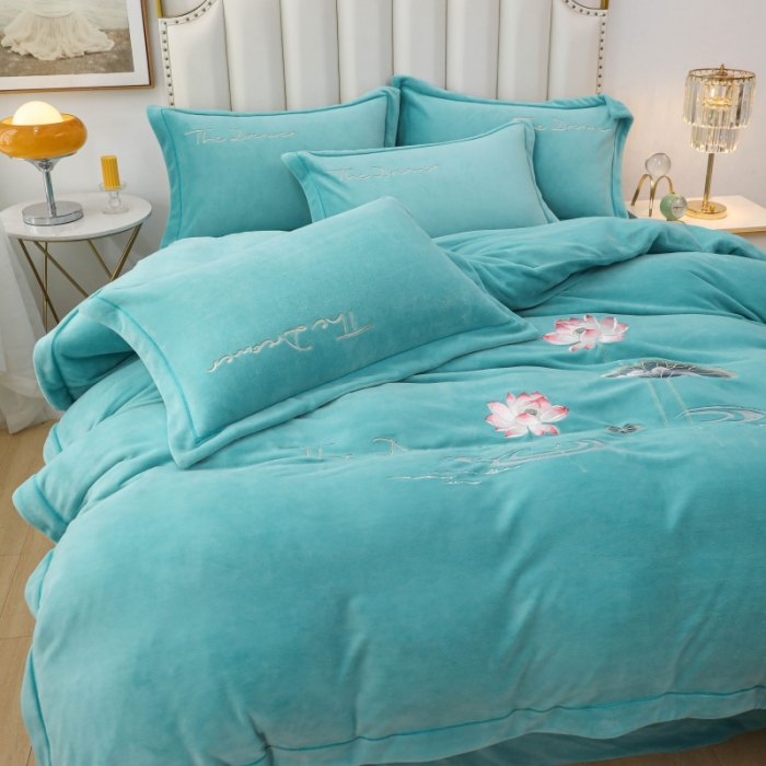 91家纺网 家纺一手货源 找家纺 优姿家纺 2022新款宽边10斤牛奶绒四件套 荷塘月色-湖兰