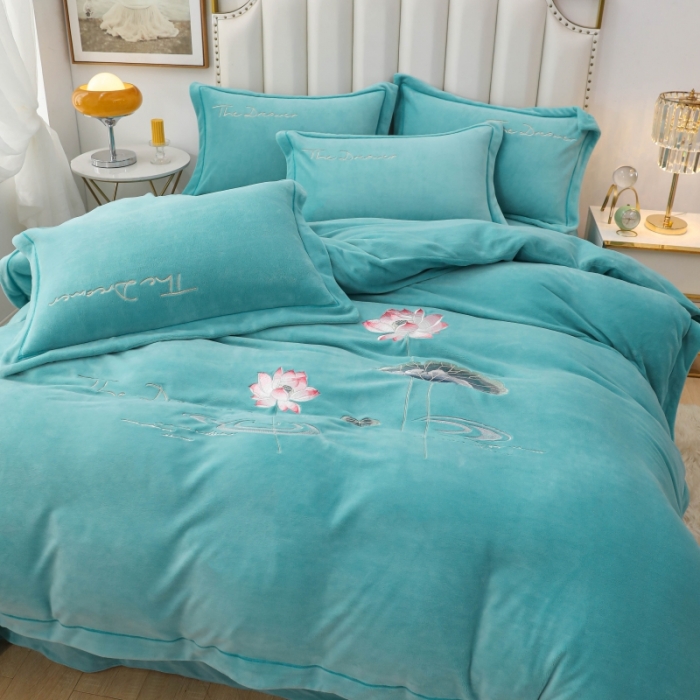 91家纺网 家纺一手货源 找家纺 优姿家纺 2022新款宽边10斤牛奶绒四件套 荷塘月色-湖兰