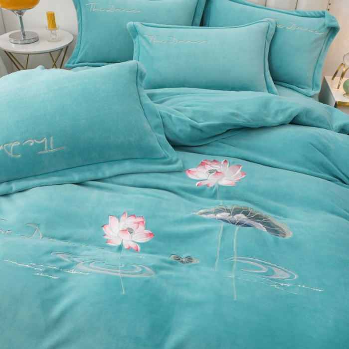 91家纺网 家纺一手货源 找家纺 优姿家纺 2022新款宽边10斤牛奶绒四件套 荷塘月色-湖兰