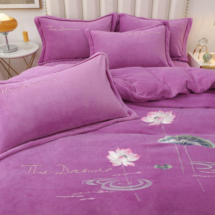 91家纺网 家纺一手货源 找家纺 优姿家纺 2022新款宽边10斤牛奶绒四件套 荷塘月色-千代紫