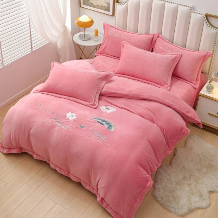 91家纺网 家纺一手货源 找家纺 优姿家纺 2022新款宽边10斤牛奶绒四件套 荷塘月色-少女粉