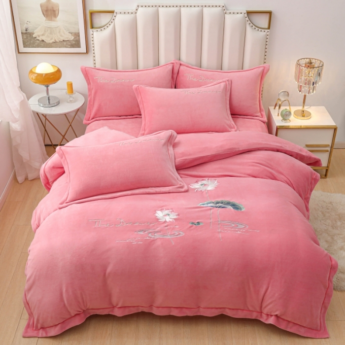 91家纺网 家纺一手货源 找家纺 优姿家纺 2022新款宽边10斤牛奶绒四件套 荷塘月色-少女粉