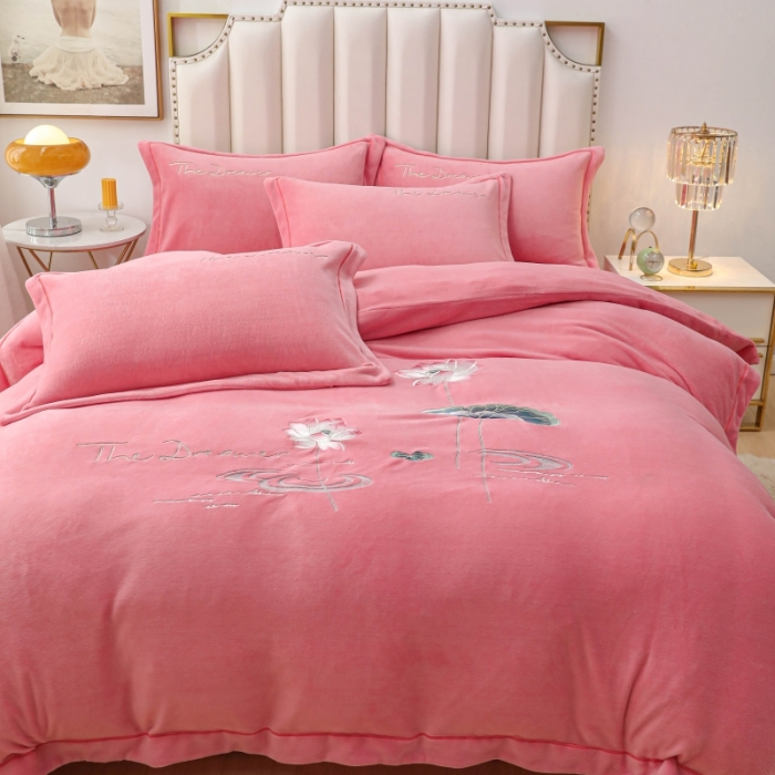 91家纺网 家纺一手货源 找家纺 优姿家纺 2022新款宽边10斤牛奶绒四件套 荷塘月色-少女粉