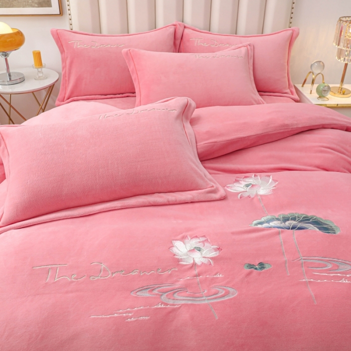 91家纺网 家纺一手货源 找家纺 优姿家纺 2022新款宽边10斤牛奶绒四件套 荷塘月色-少女粉