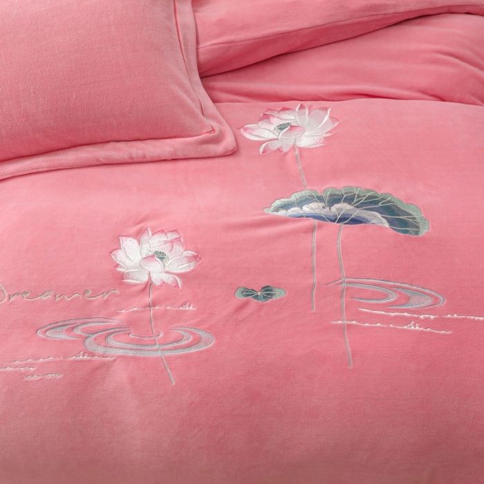 91家纺网 家纺一手货源 找家纺 优姿家纺 2022新款宽边10斤牛奶绒四件套 荷塘月色-少女粉