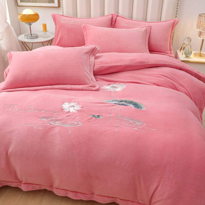 91家纺网 家纺一手货源 找家纺 优姿家纺 2022新款宽边10斤牛奶绒四件套 荷塘月色-少女粉