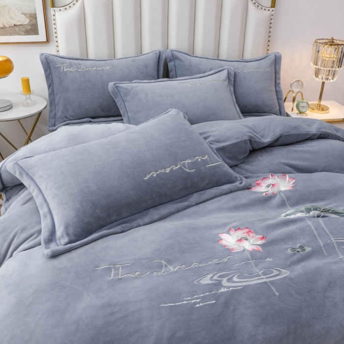 91家纺网 家纺一手货源 找家纺 优姿家纺 2022新款宽边10斤牛奶绒四件套 荷塘月色-太空灰