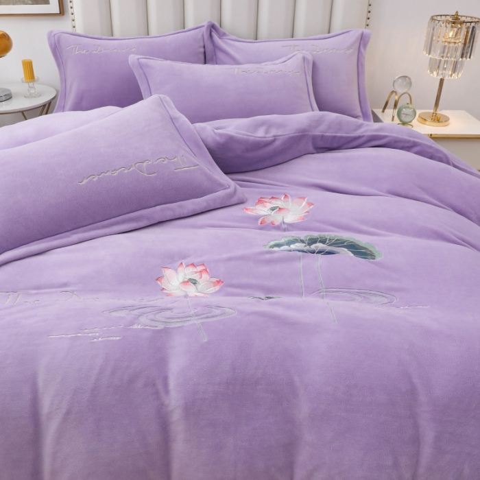 91家纺网 家纺一手货源 找家纺 优姿家纺 2022新款宽边10斤牛奶绒四件套 荷塘月色-紫