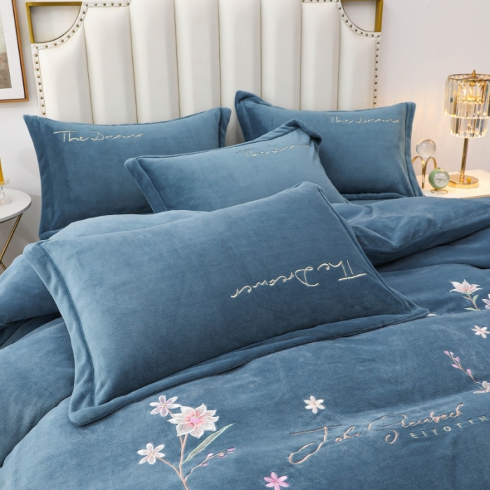 91家纺网 家纺一手货源 找家纺 优姿家纺 2022新款宽边10斤牛奶绒四件套 紫色花语-宝石蓝