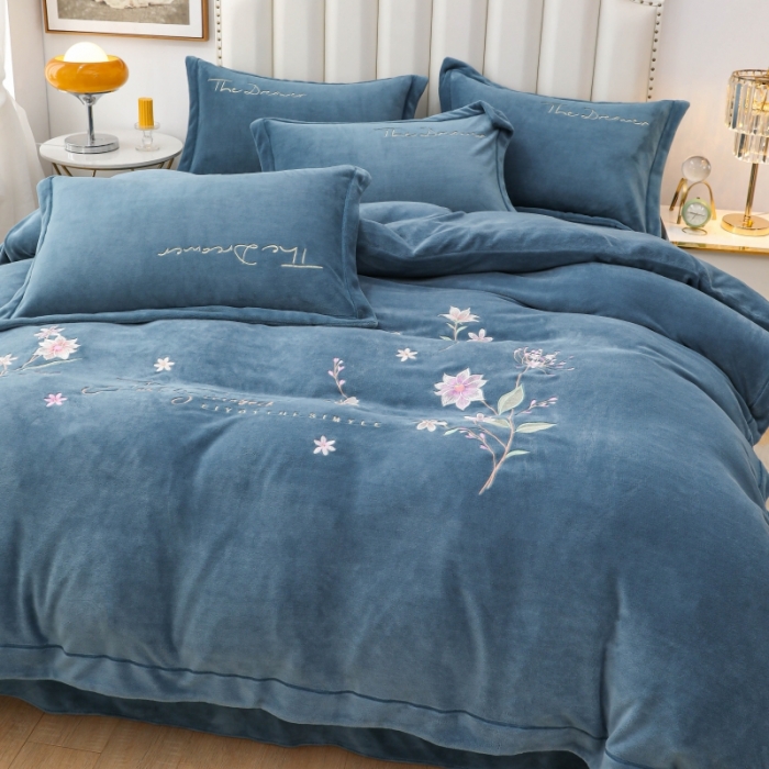 91家纺网 家纺一手货源 找家纺 优姿家纺 2022新款宽边10斤牛奶绒四件套 紫色花语-宝石蓝