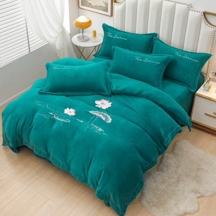 91家纺网 家纺一手货源 找家纺 优姿家纺2022新款宽边10斤牛奶绒四件套 荷塘月色-孔雀蓝