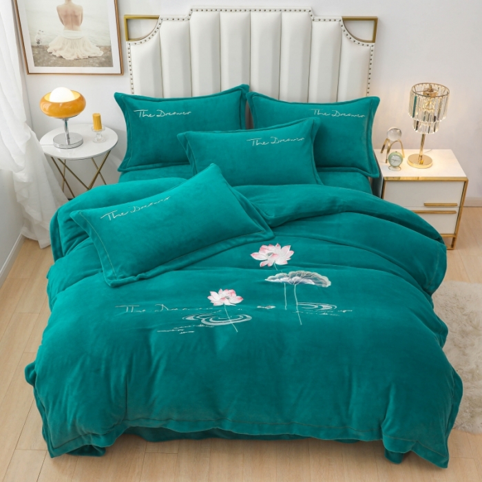 91家纺网 家纺一手货源 找家纺 优姿家纺2022新款宽边10斤牛奶绒四件套 荷塘月色-孔雀蓝