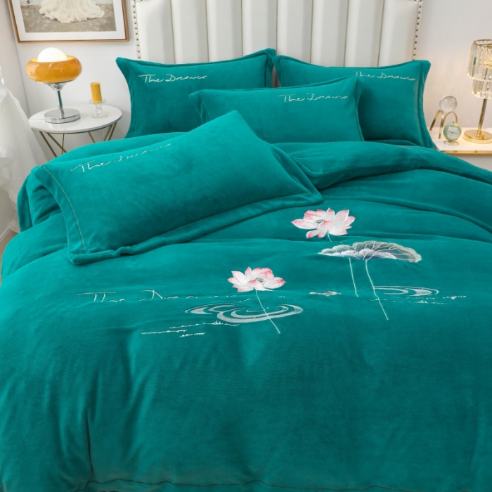 91家纺网 家纺一手货源 找家纺 优姿家纺2022新款宽边10斤牛奶绒四件套 荷塘月色-孔雀蓝