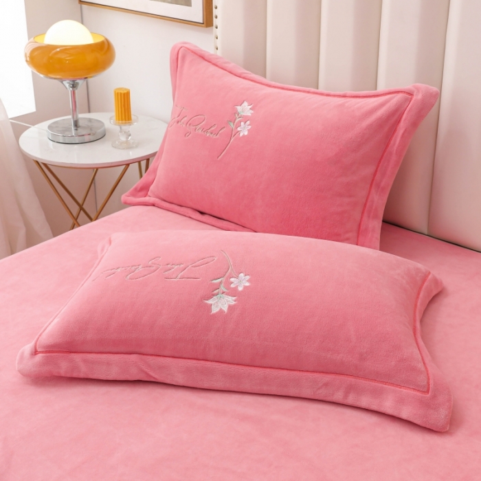 91家纺网 家纺一手货源 找家纺 优姿家纺 2022新款宽边10斤牛奶绒四件套 紫色花语-少女粉