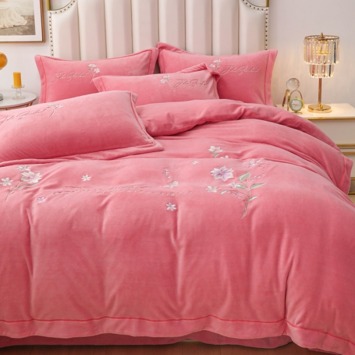 91家纺网 家纺一手货源 找家纺 优姿家纺 2022新款宽边10斤牛奶绒四件套 紫色花语-少女粉