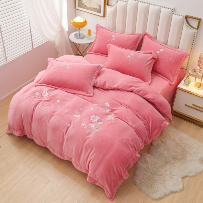 91家纺网 家纺一手货源 找家纺 优姿家纺 2022新款宽边10斤牛奶绒四件套 紫色花语-少女粉