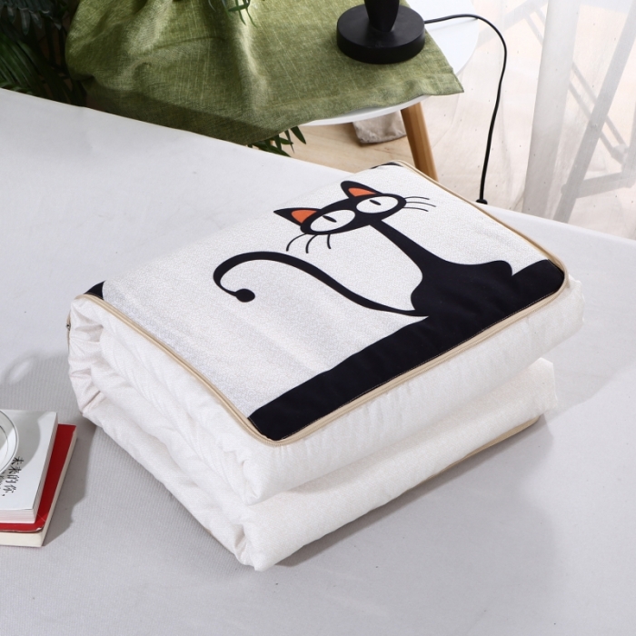 91家纺网 家纺一手货源 找家纺 素玖抱枕被 2023新款磨毛印刷抱枕被 黑猫