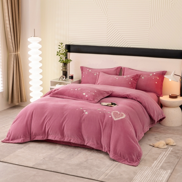 91家纺网 家纺一手货源 找家纺 绒博士新款牛奶绒刺绣压线款四件套-温暖爱心 温暖爱心-豆沙