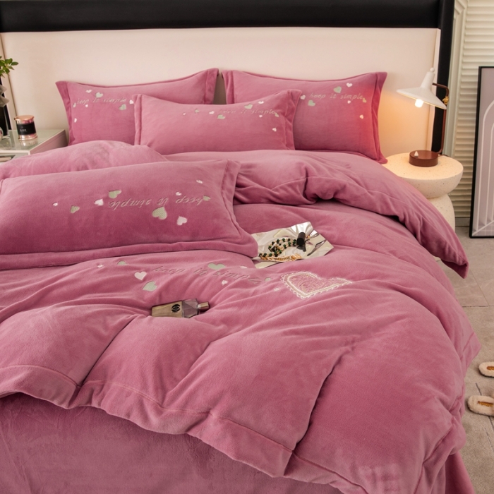 91家纺网 家纺一手货源 找家纺 绒博士新款牛奶绒刺绣压线款四件套-温暖爱心 温暖爱心-豆沙