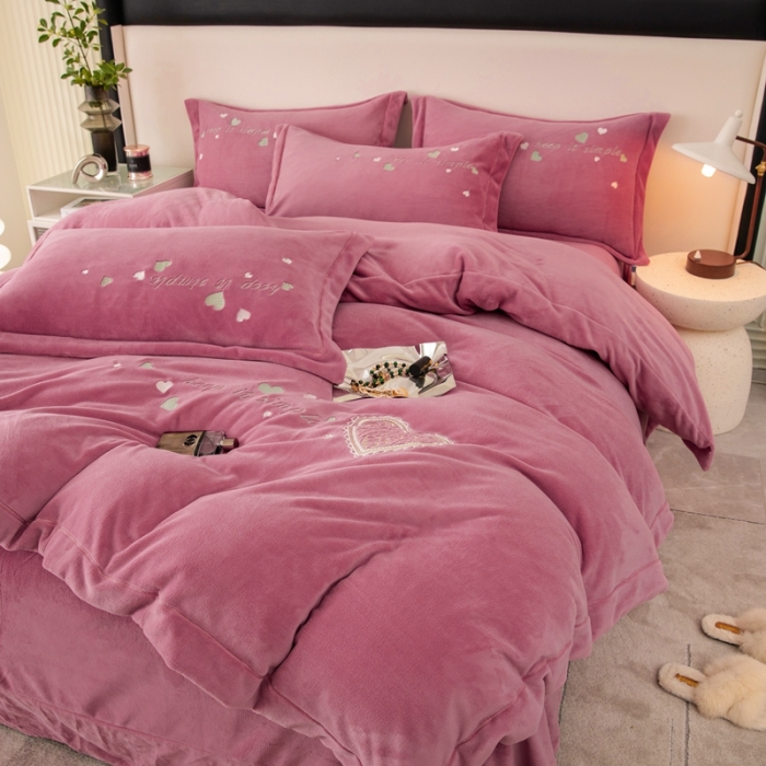 91家纺网 家纺一手货源 找家纺 绒博士新款牛奶绒刺绣压线款四件套-温暖爱心 温暖爱心-豆沙