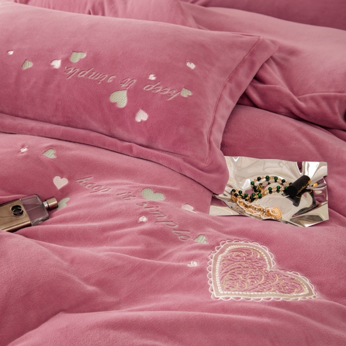 91家纺网 家纺一手货源 找家纺 绒博士新款牛奶绒刺绣压线款四件套-温暖爱心 温暖爱心-豆沙