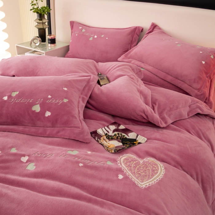 91家纺网 家纺一手货源 找家纺 绒博士新款牛奶绒刺绣压线款四件套-温暖爱心 温暖爱心-豆沙