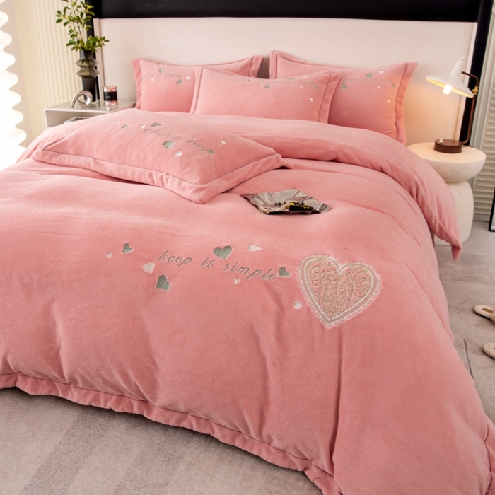 91家纺网 家纺一手货源 找家纺 绒博士新款牛奶绒刺绣压线款四件套-温暖爱心 温暖爱心-粉色