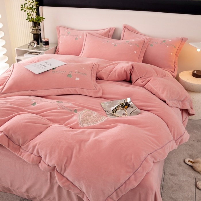 91家纺网 家纺一手货源 找家纺 绒博士新款牛奶绒刺绣压线款四件套-温暖爱心 温暖爱心-粉色