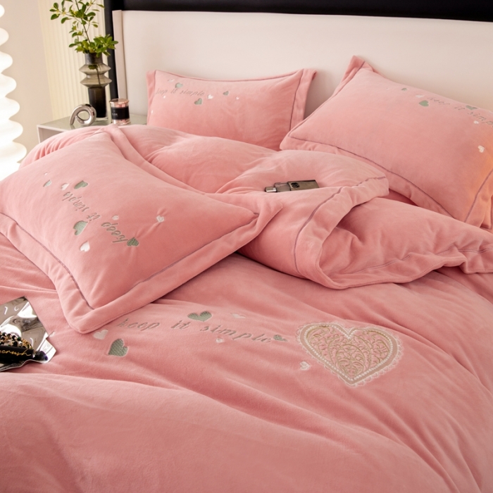 91家纺网 家纺一手货源 找家纺 绒博士新款牛奶绒刺绣压线款四件套-温暖爱心 温暖爱心-粉色