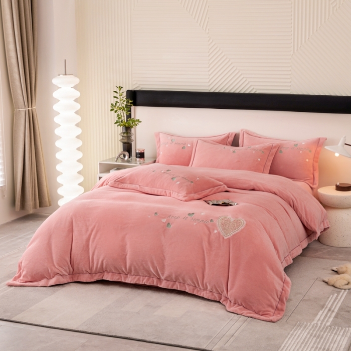 91家纺网 家纺一手货源 找家纺 绒博士新款牛奶绒刺绣压线款四件套-温暖爱心 温暖爱心-粉色